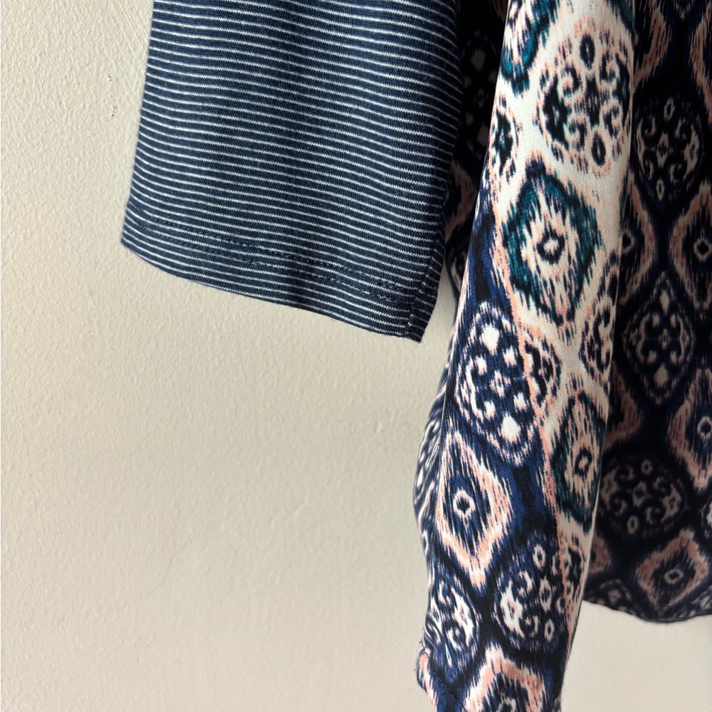 One September - Geometric Patterned V-Neck Top - Picture 6 of 8